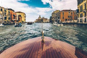 Cosa vedere a Venezia: panoramica da una gondola.