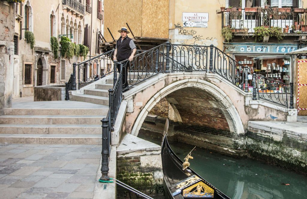 Cosa vedere a Venezia: Canale con gondola.